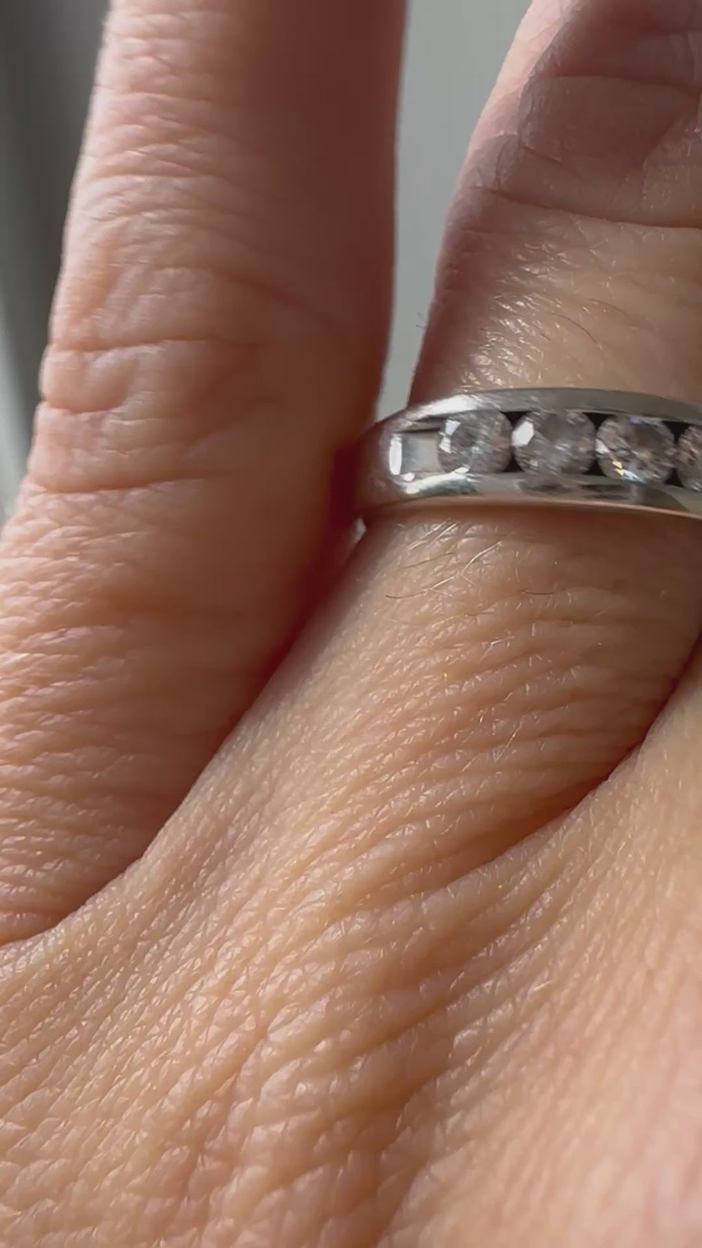10k white scallopy diamond band