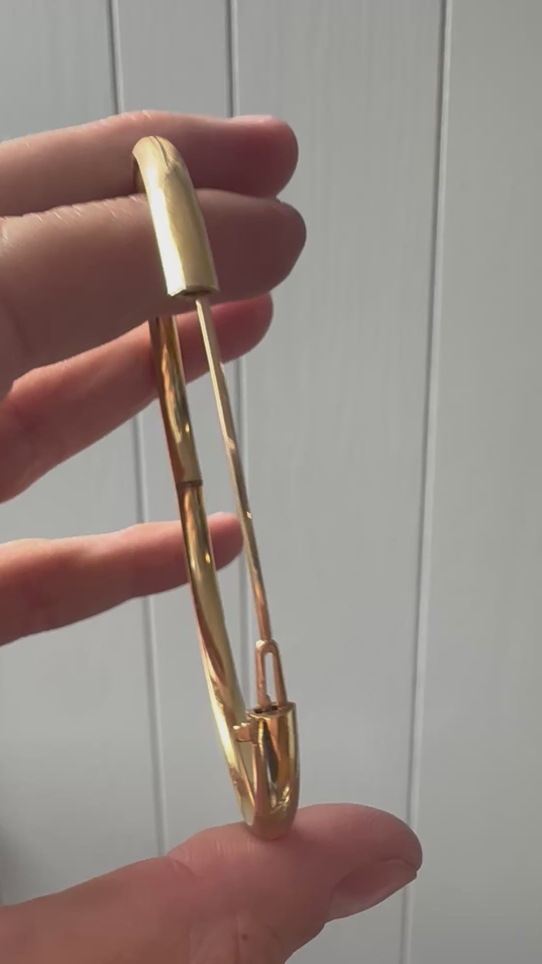 18k etched hinged bangle