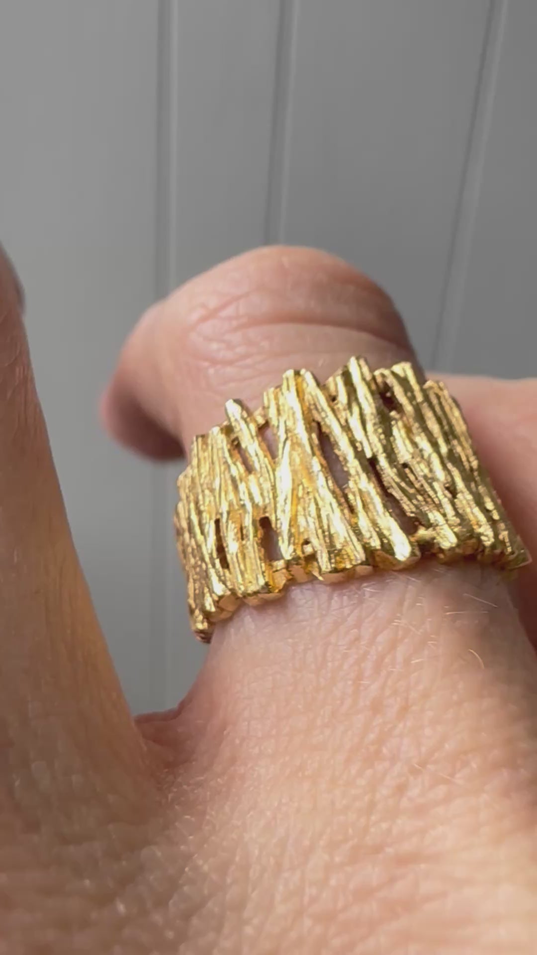 brutalist 18k gold tapered band