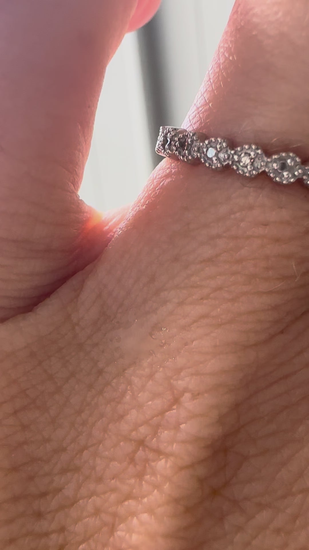 10k white scallopy diamond band