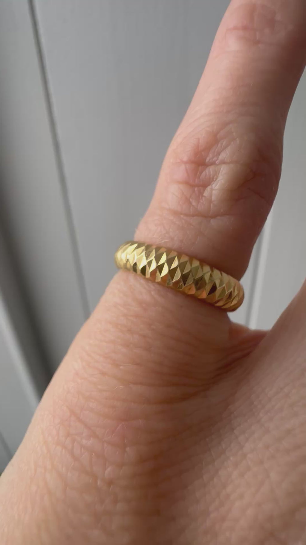 spikey 18k gold band