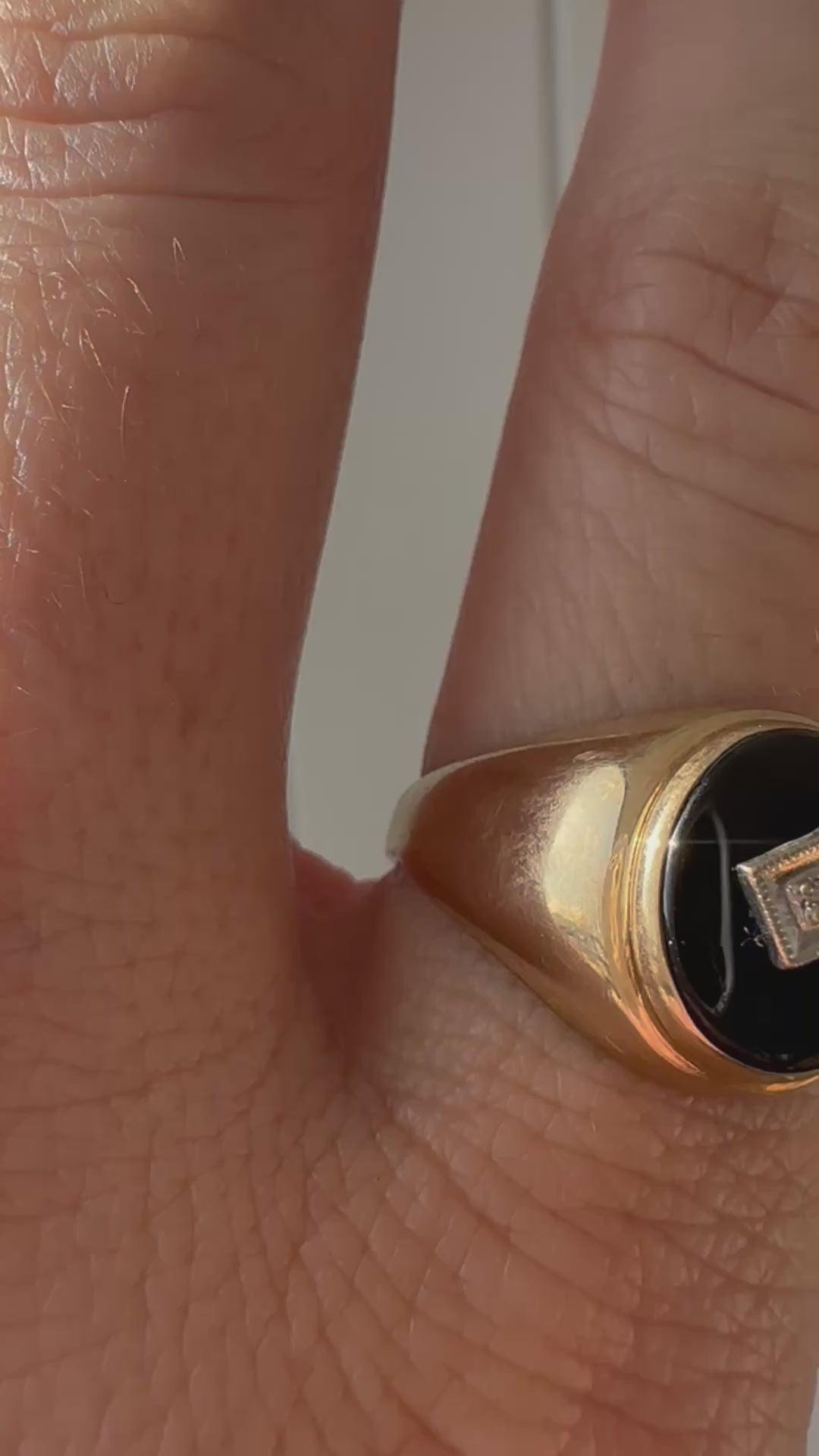 oval onyx and gold ring