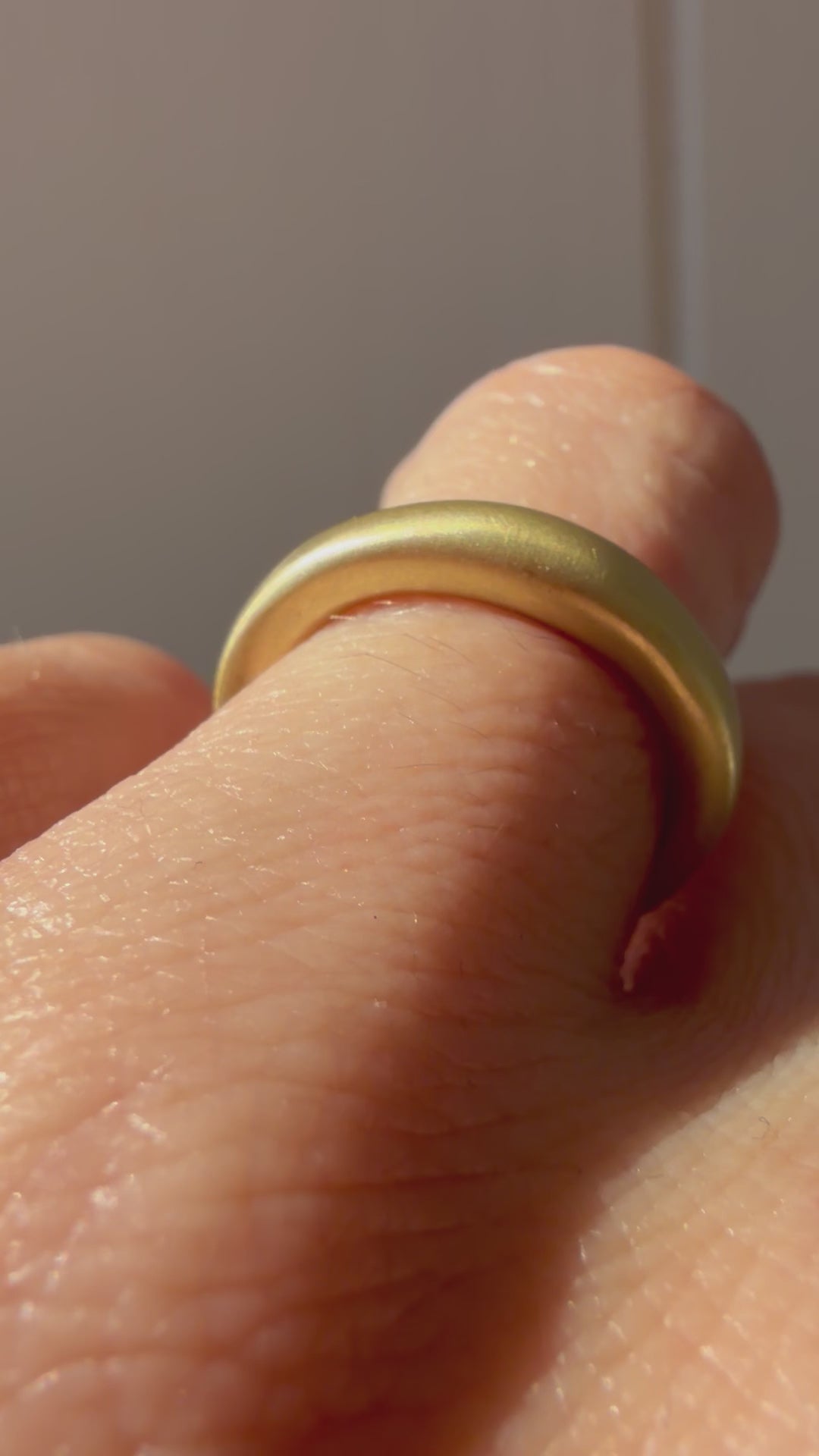 18k matte finish graduated donut band