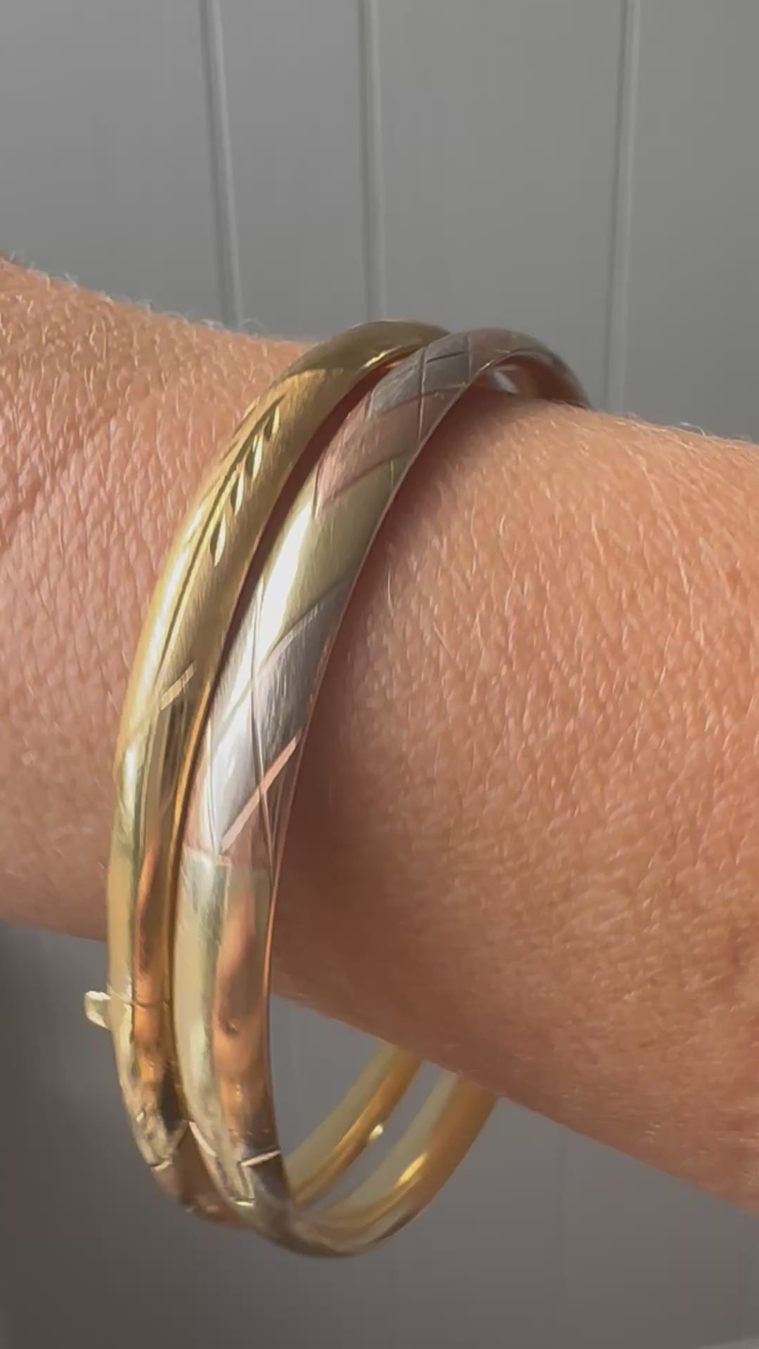 18k etched hinged bangle