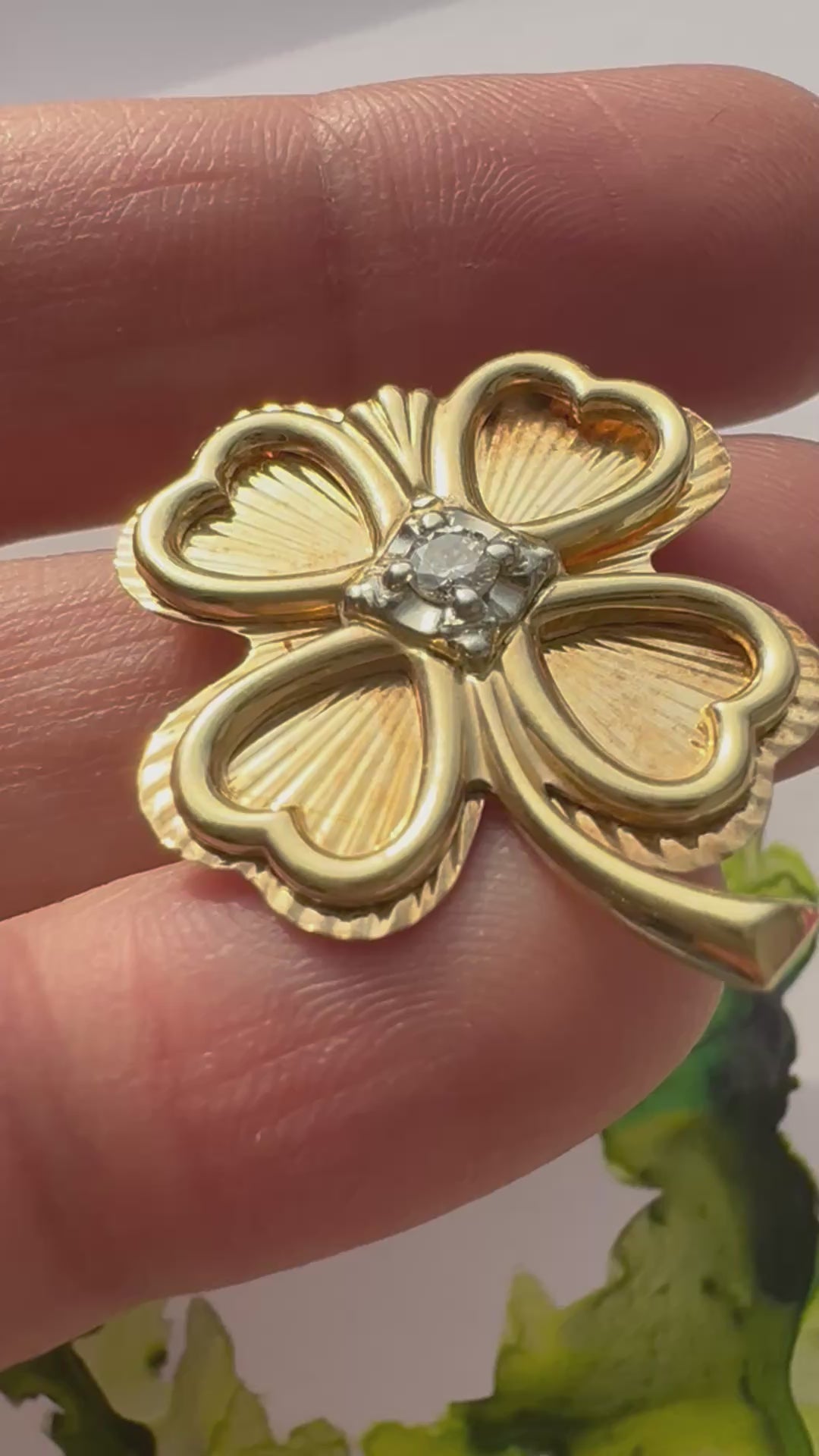 vintage 4 leaf clover with diamond center