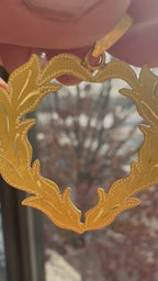 18k gold heart shaped wreath/leaves pendant