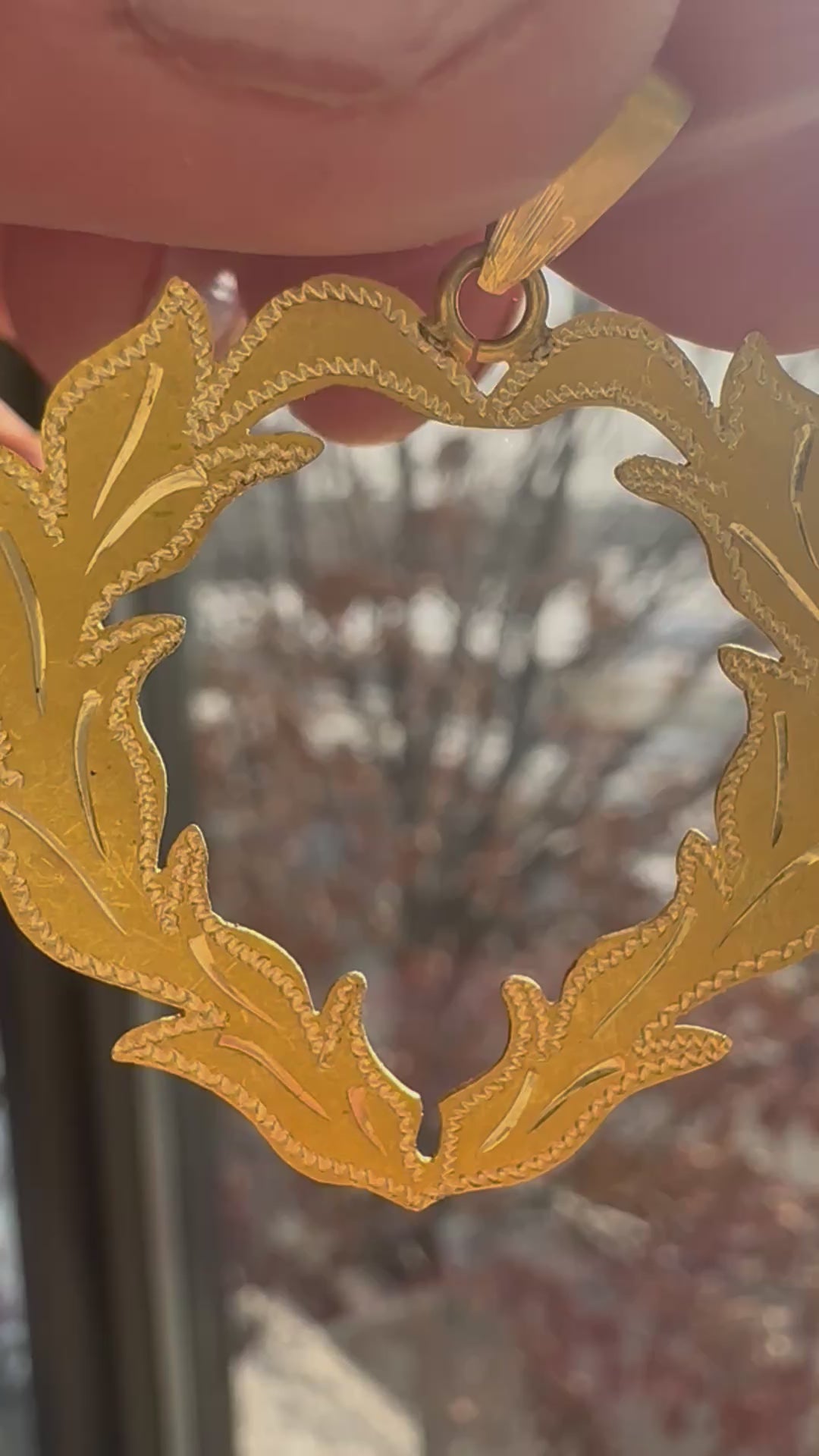 18k gold heart shaped wreath/leaves pendant