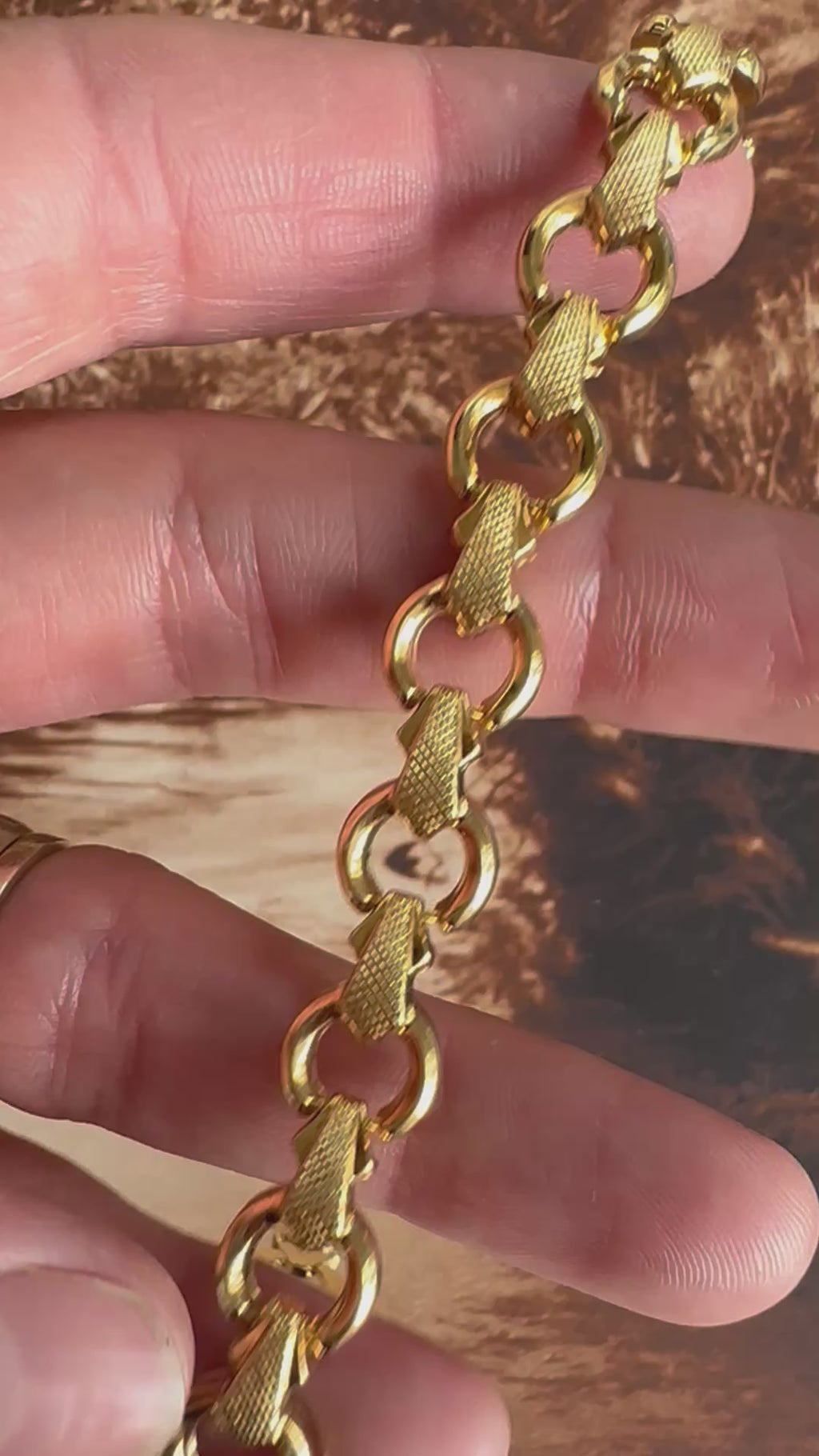 Textured and Shiny O link bracelet