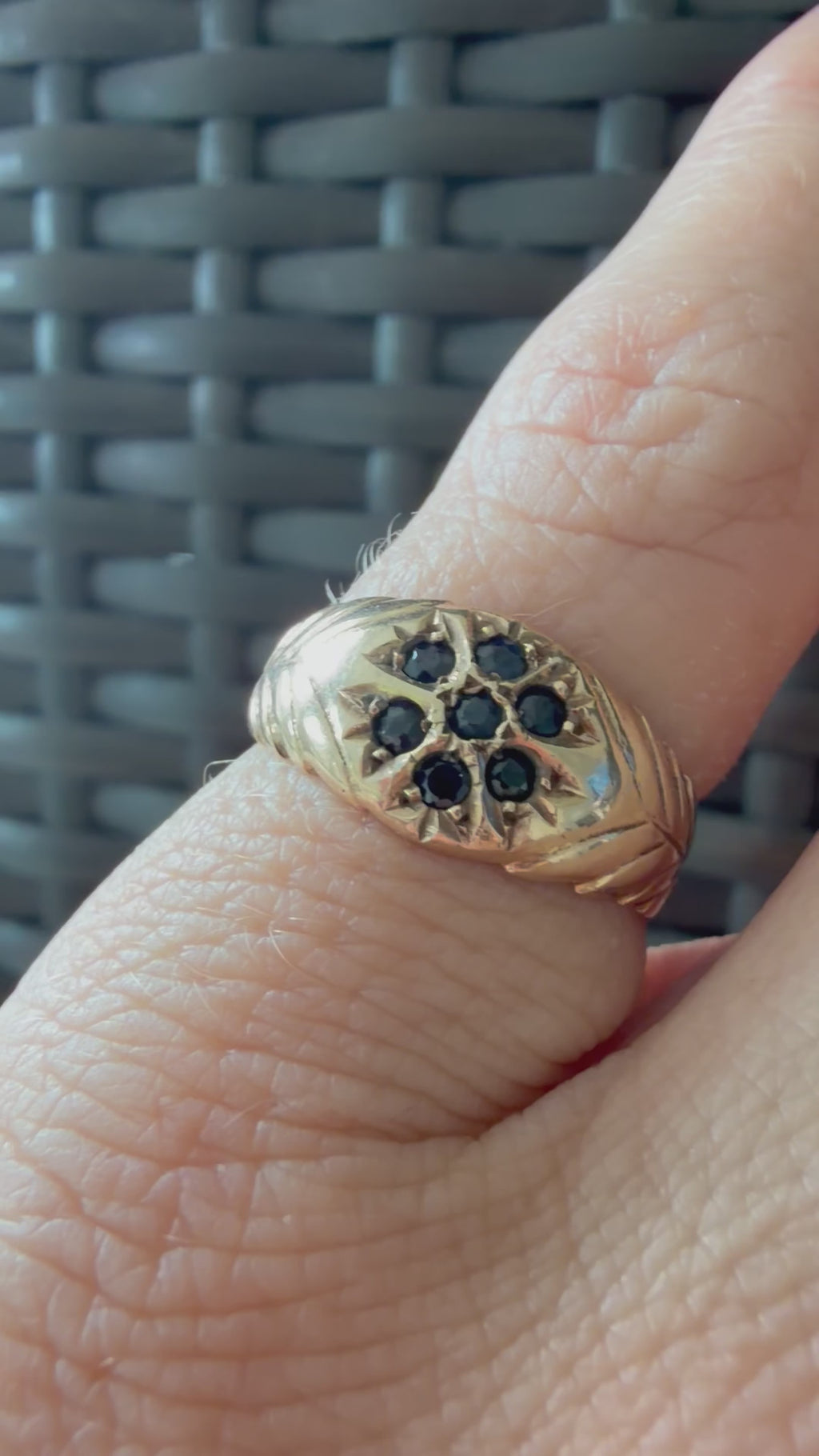 9k sapphire leaf band